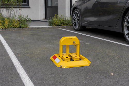 Låsbar parkeringspollare typ A gul med reflex - miljöbild i parkeringsruta