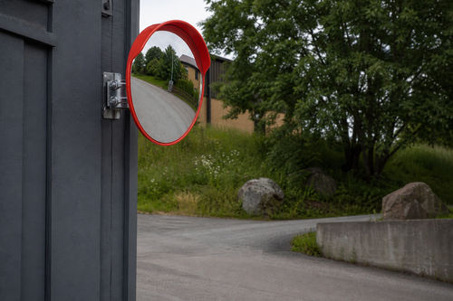 Rund konvex trafikspegel i polykarbonat - miljöbild vid utfart